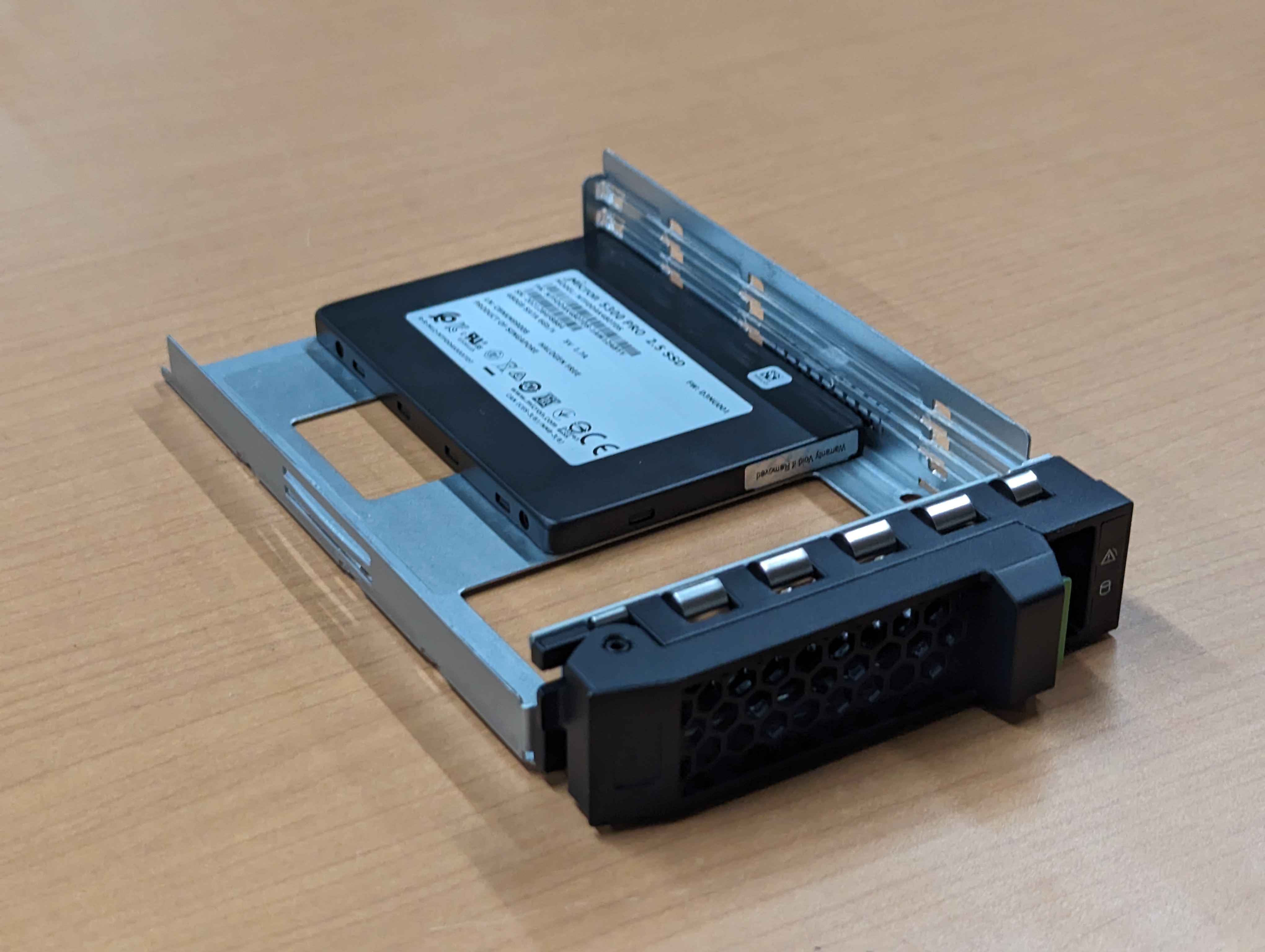 取寄 新品 富士通PY-TS80NPF 内蔵3.5インチケージ付きSAS SSD-800GB（MU）